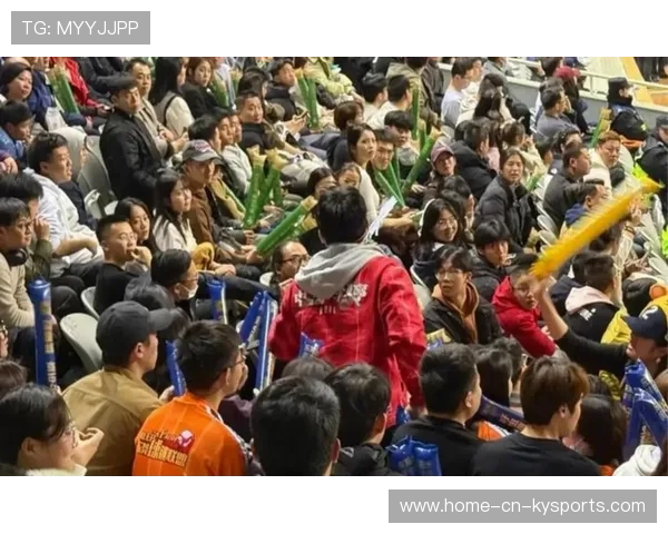 球迷节现场音乐与比赛活动结合，气氛火热，球迷乐队